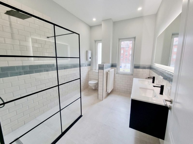 Walk-in Dusche mit Loft-Glaswand