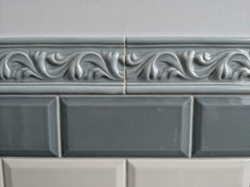 Helles Badezimmer in zeitlosem Design