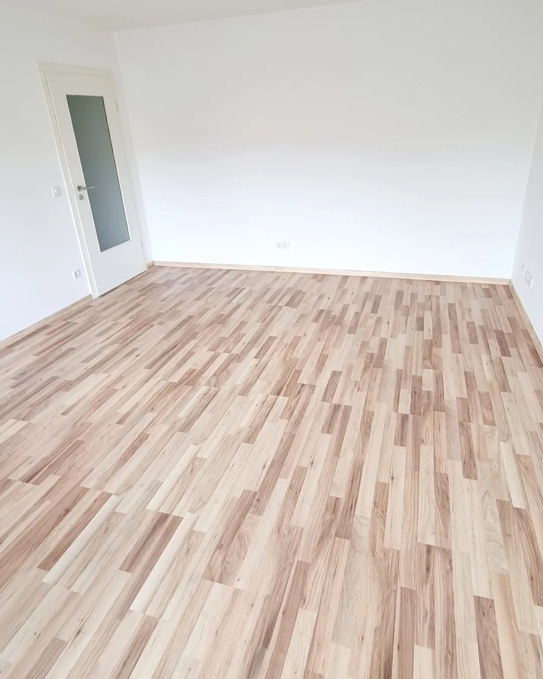 Renovierter Wohnraum nach der Hausrenovierung durch Bauvia Concept